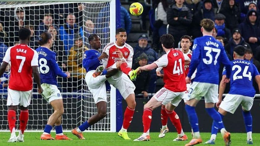 Cầu thủ Arsenal trong trận đấu khó khăn với Everton, một bước ngoặt quan trọng.