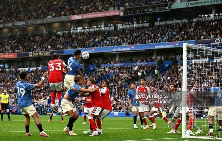 Cầu thủ Arsenal và Brighton tranh chấp bóng quyết liệt ở khu vực giữa sân, thể hiện sự mất kiểm soát của Arsenal.