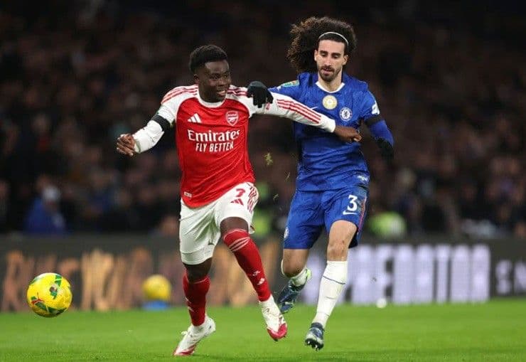 Cầu thủ Arsenal và Chelsea tranh bóng quyết liệt, minh họa trận bán kết kịch tính tại Cúp Liên đoàn Anh.