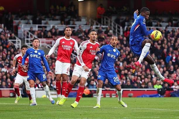 Cầu thủ Arsenal và Chelsea tranh bóng quyết liệt trên sân cỏ trong trận derby Luân Đôn