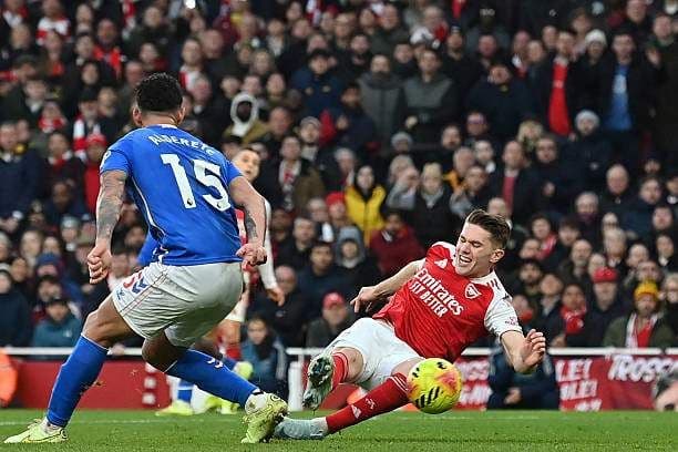 Cầu thủ Arsenal và Sunderland tranh bóng quyết liệt trong trận đấu tại Premier League