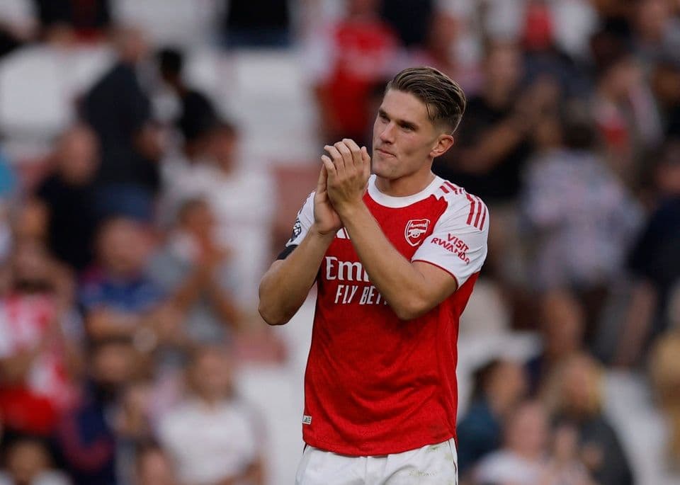 Cầu thủ Arsenal vỗ tay trên sân, biểu tượng cho sự kiên cường và chiến thuật cố định.