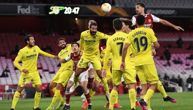 Cầu thủ Arsenal và Villarreal tranh bóng trong trận giao hữu tại Emirates.