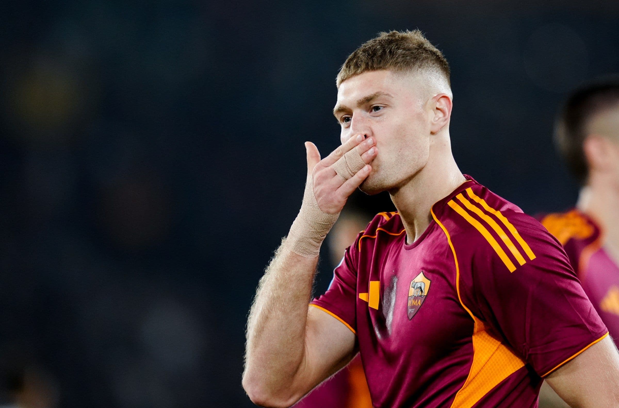 Cầu thủ Artem Dovbyk của AS Roma ăn mừng bàn thắng, thể hiện tinh thần và đà hưng phấn của 'Bầy Sói'.