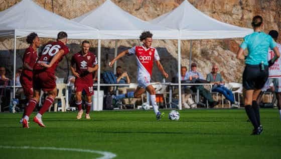 Cầu thủ AS Monaco đi bóng vượt qua đối thủ Torino.