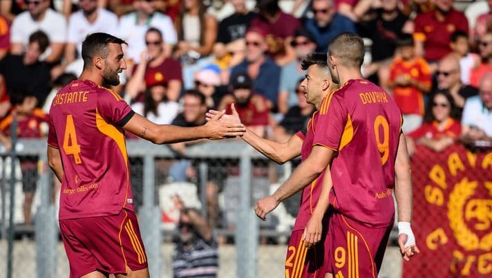 Cầu thủ AS Roma ăn mừng bàn thắng của Dovbyk trong trận giao hữu với Cannes, thể hiện niềm hy vọng và tinh thần Giallorossi.