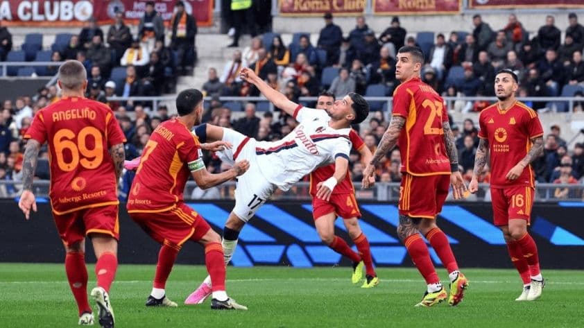 Cầu thủ AS Roma (áo đỏ) và Bologna (áo trắng) tranh bóng quyết liệt trên sân Olimpico.
