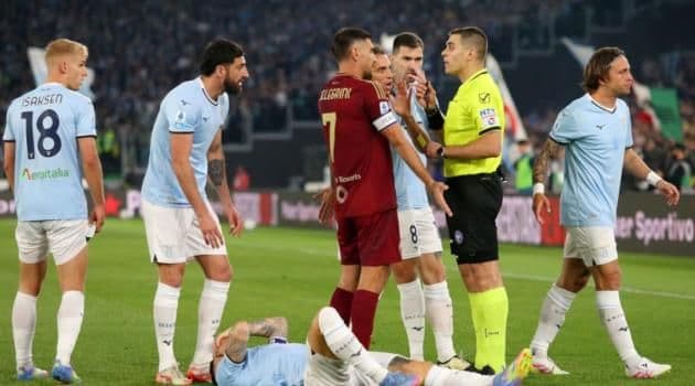 Cầu thủ AS Roma và Lazio đối đầu gay gắt trên sân, minh họa cho trận chiến giành lại bản sắc và niềm tin.