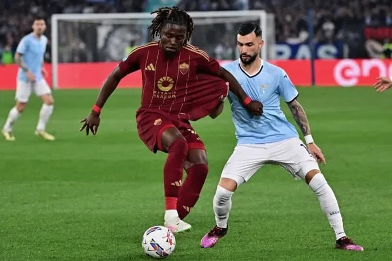 Cầu thủ AS Roma và Lazio tranh chấp bóng trong trận Derby della Capitale.