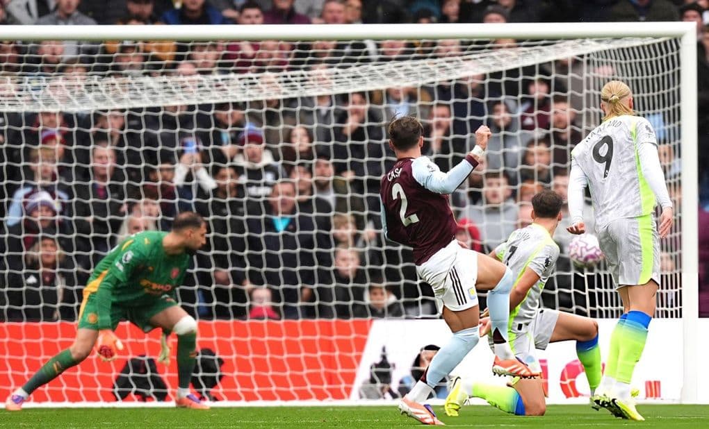 Cầu thủ Aston Villa ăn mừng bàn thắng vào lưới Manchester City tại Villa Park