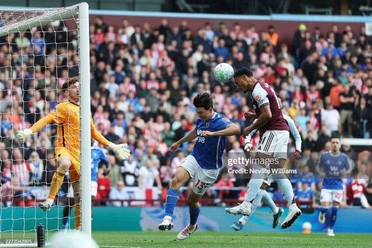 Cầu thủ Aston Villa Ollie Watkins đánh đầu ghi bàn trong trận đấu với Sunderland, thể hiện áp lực và tham vọng của đội chủ nhà.