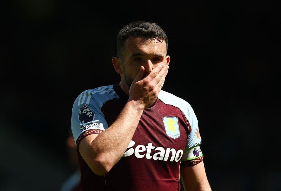Cầu thủ Aston Villa thất vọng sau trận thua Fulham, thể hiện áp lực và sự bế tắc.
