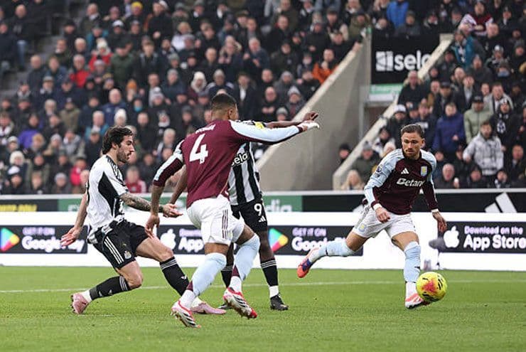 Cầu thủ Aston Villa tấn công trước hàng phòng ngự Newcastle