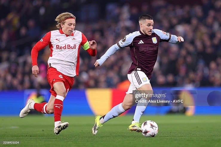 Cầu thủ Aston Villa trong một pha tranh chấp bóng quyết liệt tại Europa League