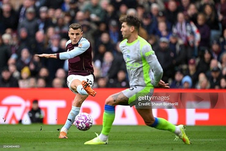 Cầu thủ Aston Villa tung cú sút về phía khung thành Manchester City