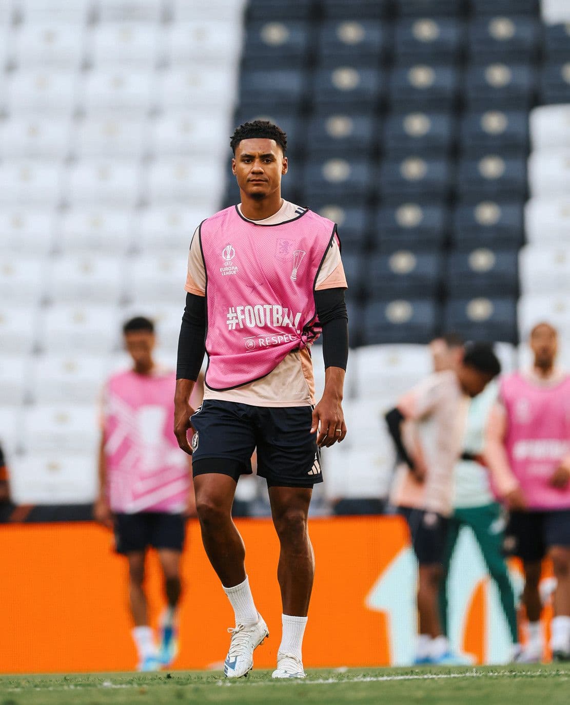 Cầu thủ Aston Villa với áo bib Europa League, tượng trưng cho con đường vươn tới tương lai và đỉnh cao bóng đá châu Âu.