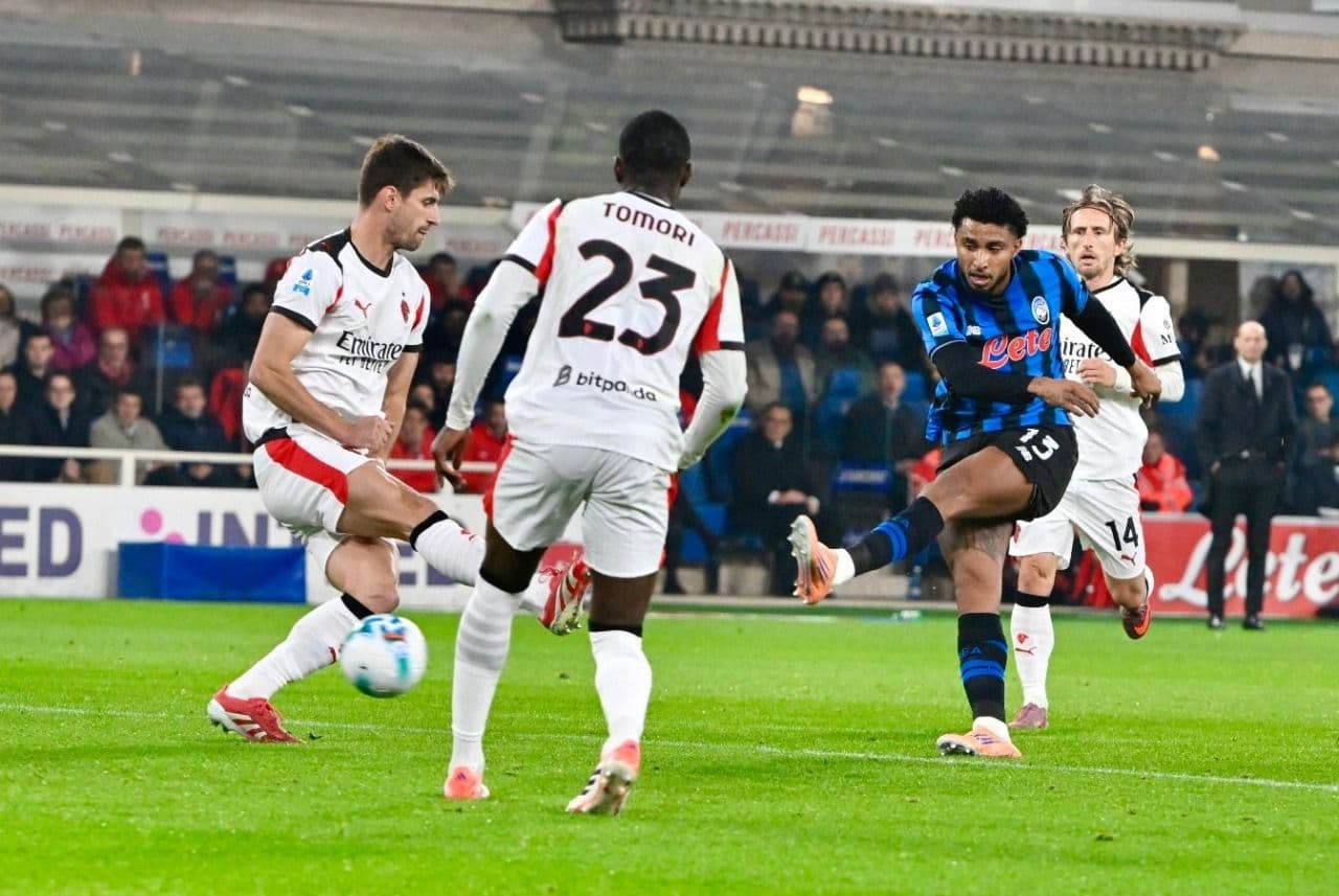 Cầu thủ Atalanta sút bóng về phía khung thành Milan, tái hiện khoảnh khắc ghi bàn của Lookman hoặc pha cứu thua của Maignan.