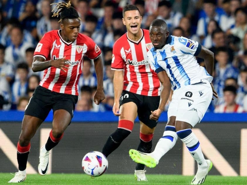 Cầu thủ Athletic Bilbao và Real Sociedad tranh bóng trong trận derby xứ Basque căng thẳng