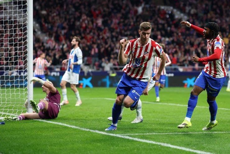 Cầu thủ Atletico Madrid ăn mừng bàn thắng, thể hiện nỗ lực vượt qua giai đoạn khó khăn