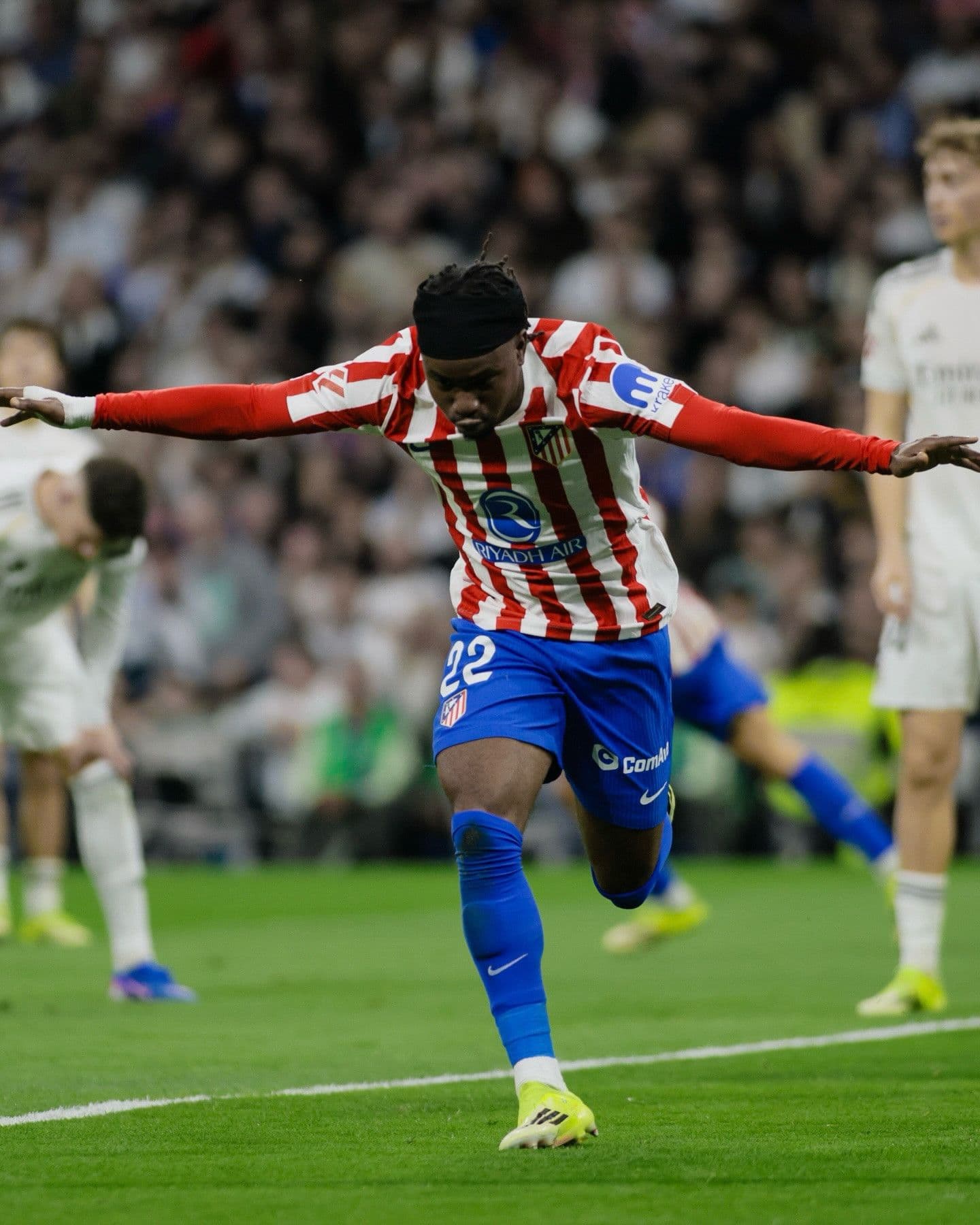 Cầu thủ Atletico Madrid ăn mừng bàn thắng, thể hiện tinh thần chiến đấu.