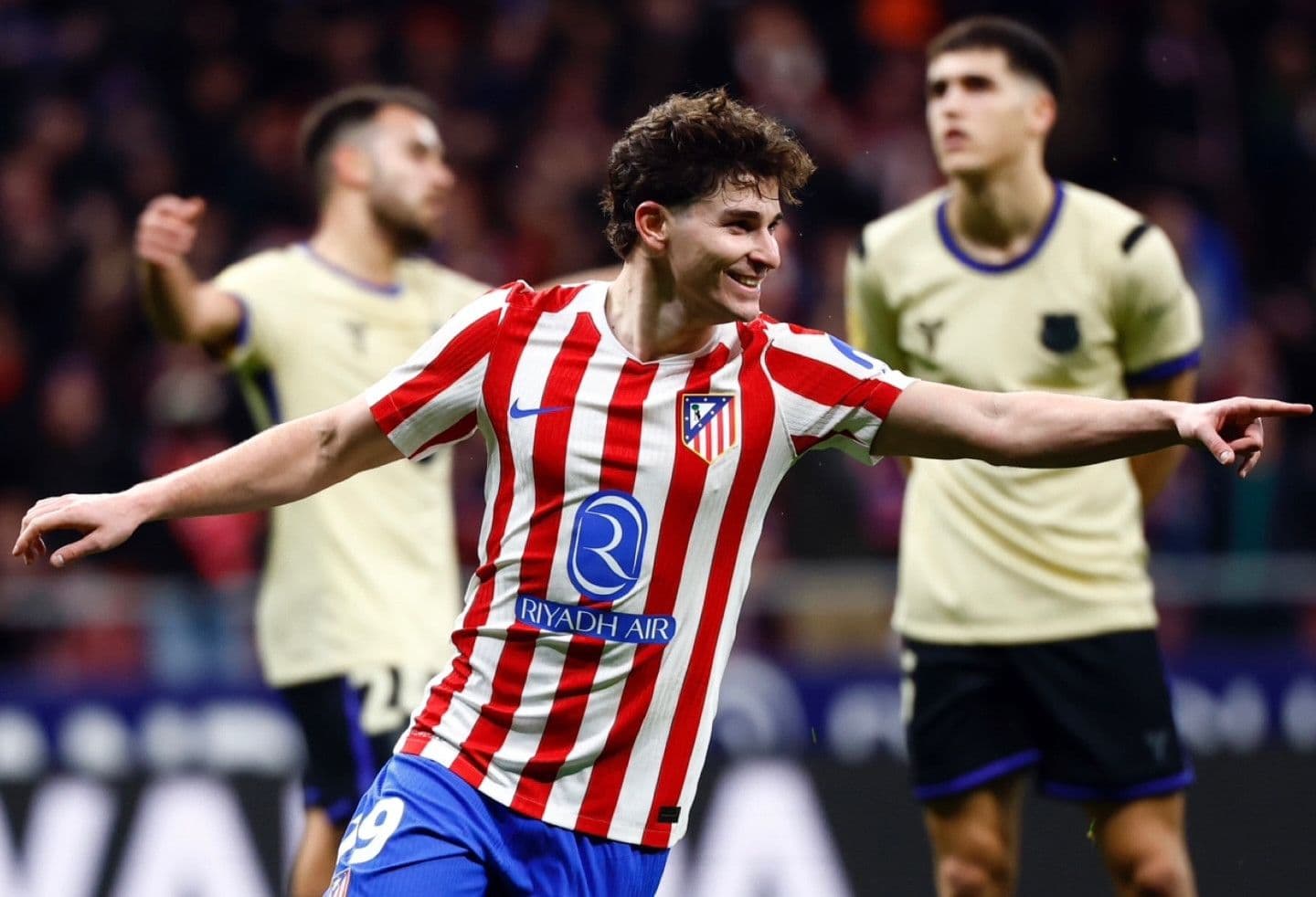 Cầu thủ Atletico Madrid ăn mừng chiến thắng, minh họa cho chủ nghĩa thực dụng hiệu quả trong bóng đá.