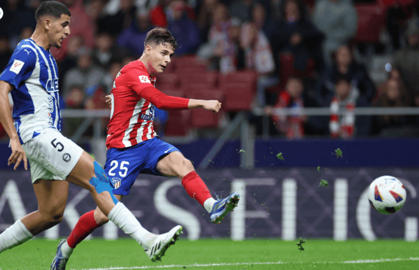 Cầu thủ Atletico Madrid sút bóng trong trận đấu với Real Oviedo