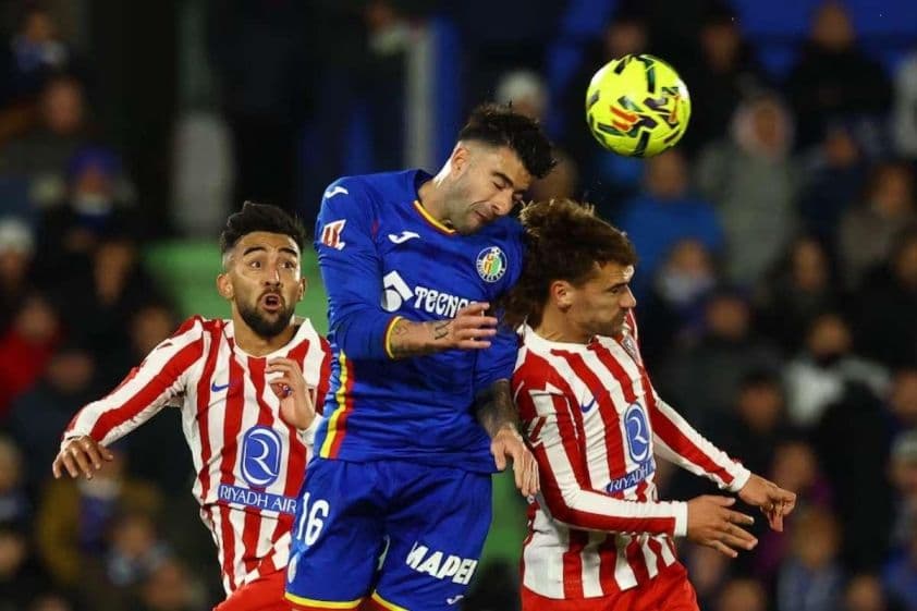 Cầu thủ Atletico Madrid và Getafe tranh bóng trong trận đấu giao hữu.