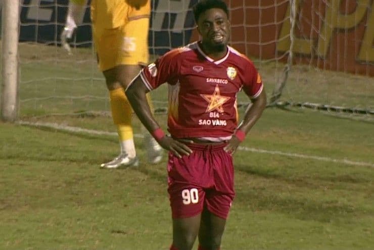 Cầu thủ Atshimene thất vọng khi bàn thắng bị từ chối vì lỗi việt vị, một 'điểm gãy' trong trận đấu V-League.