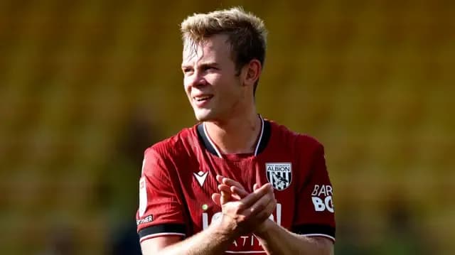 Cầu thủ Aune Heggebo của West Brom vỗ tay chào người hâm mộ sau trận đấu với Norwich, trận đấu có bàn thắng gây tranh cãi của anh.