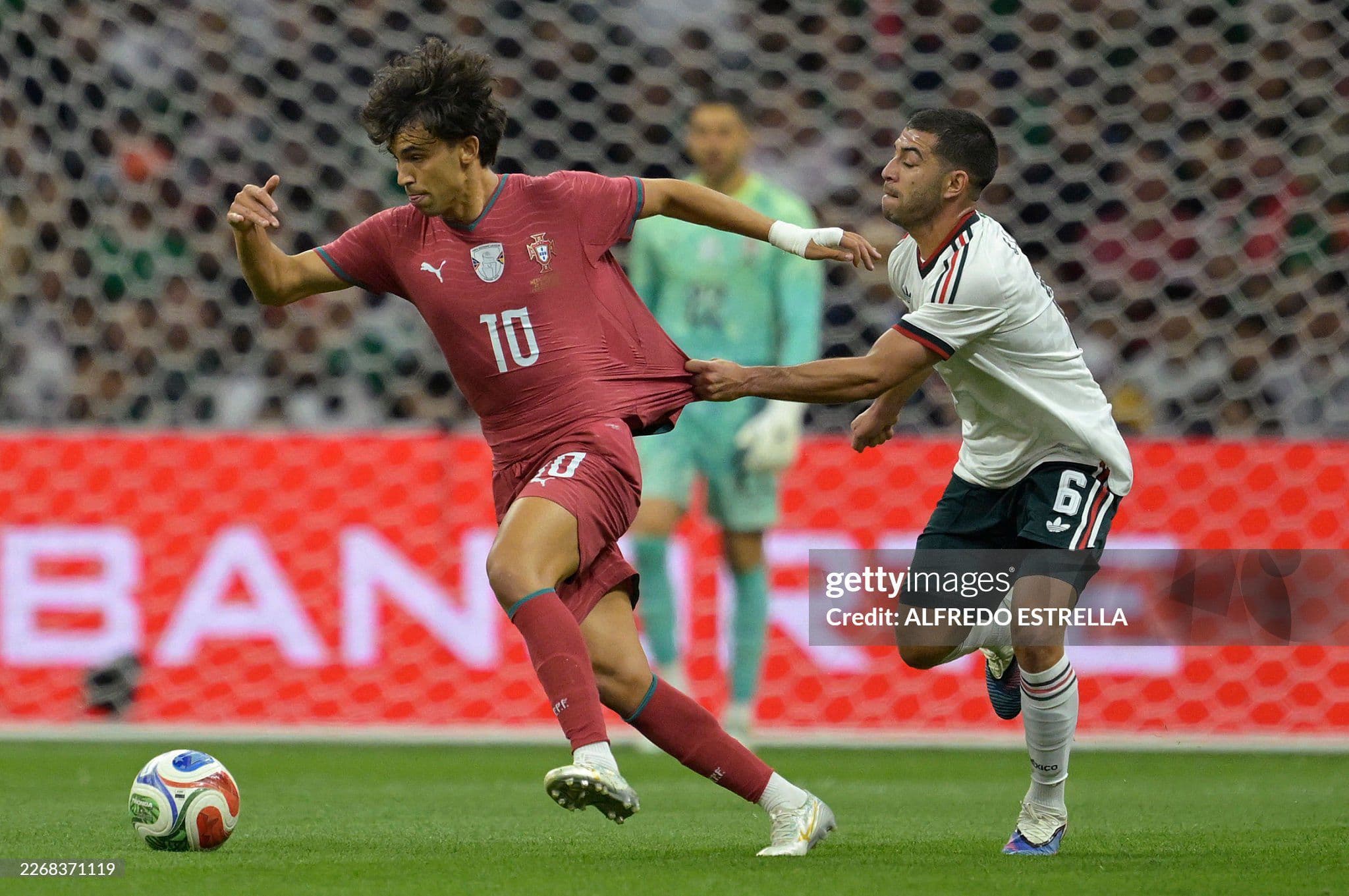 Cầu thủ Bồ Đào Nha Joao Felix bị kéo áo bởi cầu thủ Mexico trong trận giao hữu