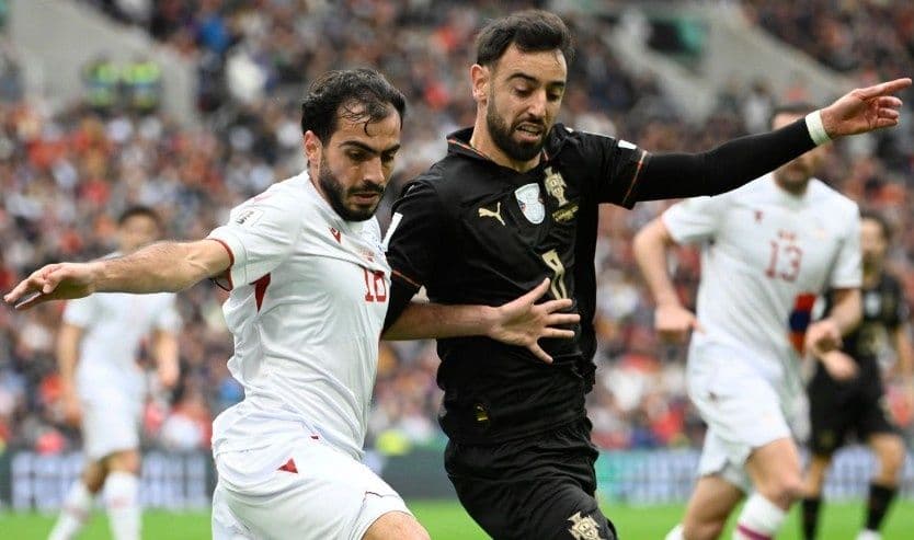 Cầu thủ Bồ Đào Nha và Armenia tranh bóng quyết liệt trong trận đấu vòng loại World Cup 2026.