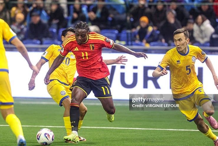 Cầu thủ Bỉ tranh bóng với đối thủ Kazakhstan, đội tuyển chưa thể giành vé sớm dự World Cup 2026.