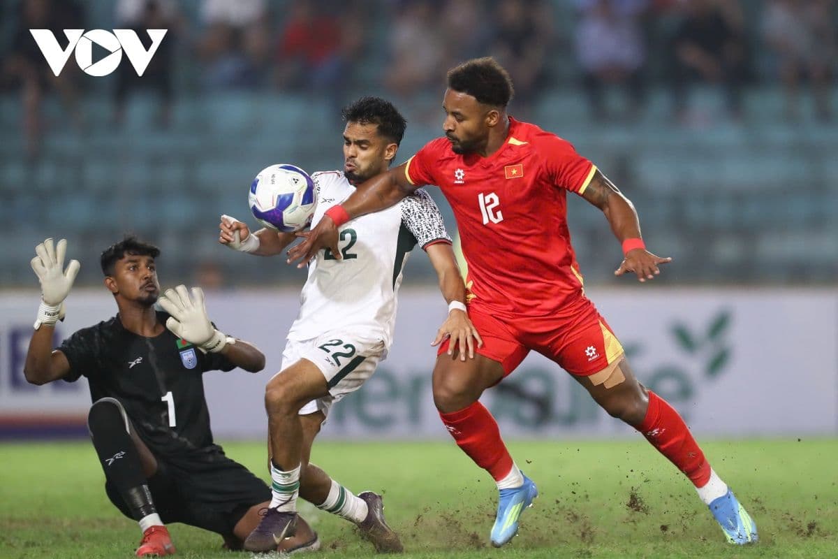 Cầu thủ Bangladesh tranh bóng quyết liệt với đối thủ Việt Nam trong trận giao hữu.