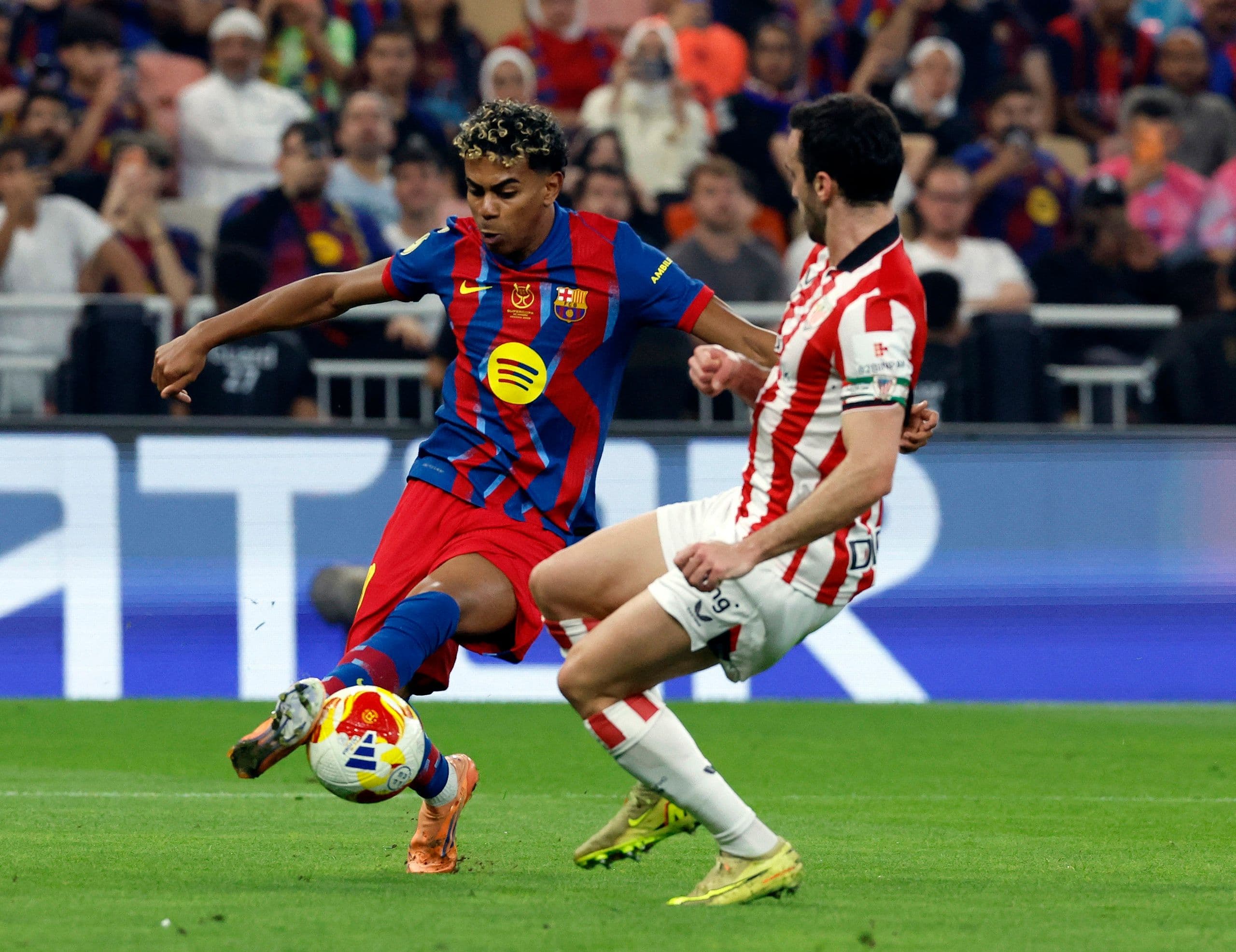 Cầu thủ Barcelona đối đầu cầu thủ Athletic Bilbao trong trận đấu tại La Liga.