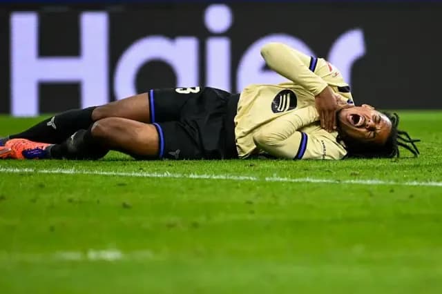 Cầu thủ Barcelona Jules Kounde nằm sân đau đớn vì chấn thương, biểu tượng cho cuộc khủng hoảng chấn thương của đội.