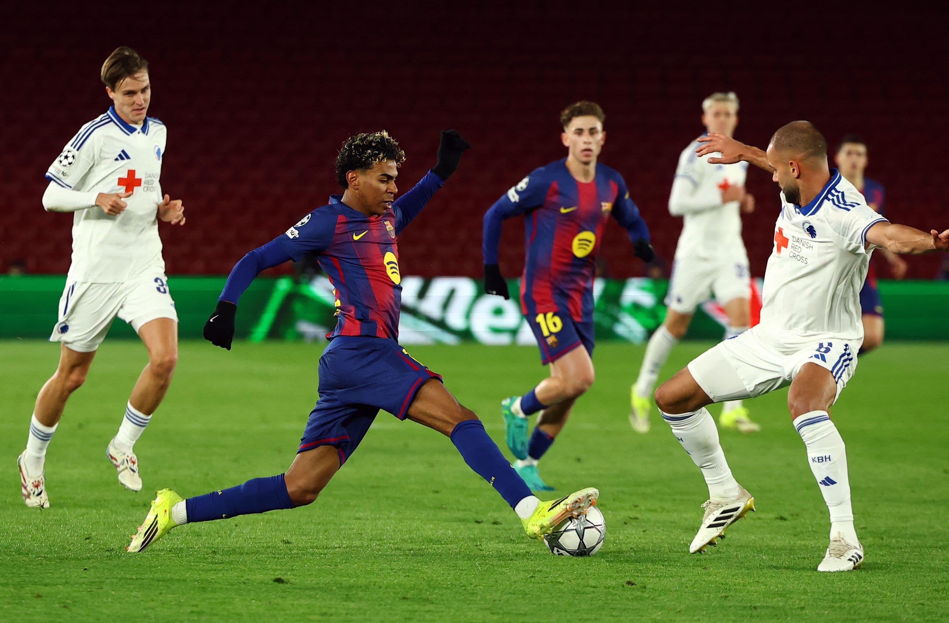 Cầu thủ Barcelona Lamine Yamal nỗ lực tấn công trước hàng phòng ngự Copenhagen trong hiệp một.