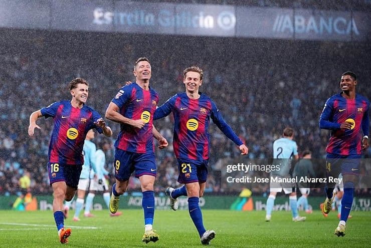 Cầu thủ Barcelona ăn mừng bàn thắng, thể hiện khoảnh khắc bùng nổ của La Liga đêm qua.