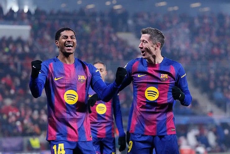 Cầu thủ Barcelona ăn mừng bàn thắng, thể hiện quyền tự quyết trong cuộc đua Cúp C1