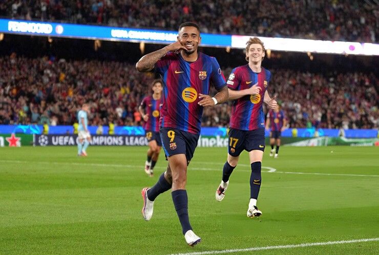 Cầu thủ Barcelona ăn mừng bàn thắng, thể hiện sức mạnh áp đảo của đội bóng