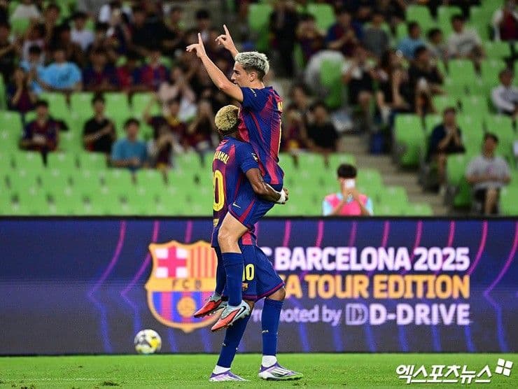 Cầu thủ Barcelona ăn mừng bàn thắng trong chuyến du đấu châu Á