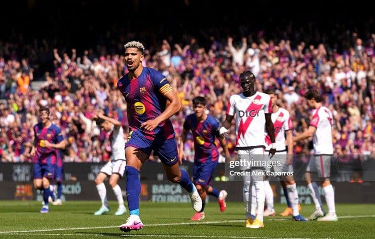Cầu thủ Barcelona ăn mừng bàn thắng trong trận đấu với Rayo Vallecano
