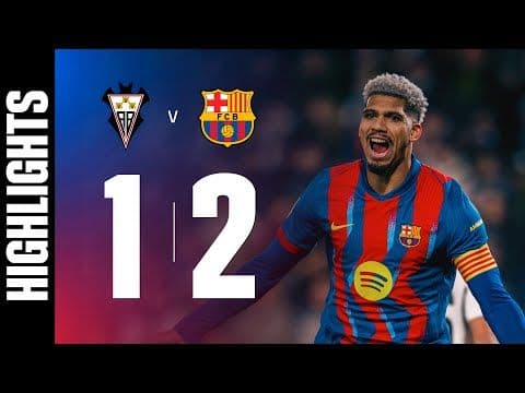 Cầu thủ Barcelona ăn mừng bàn thắng, với tỉ số 2-1 hiển thị, cho thấy chiến thắng khó khăn trước Albacete.
