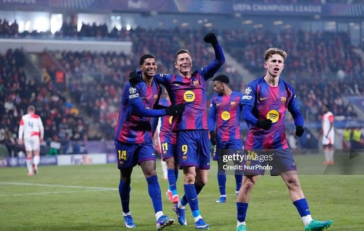 Cầu thủ Barcelona ăn mừng chiến thắng trước Slavia Praha trong điều kiện thời tiết khắc nghiệt