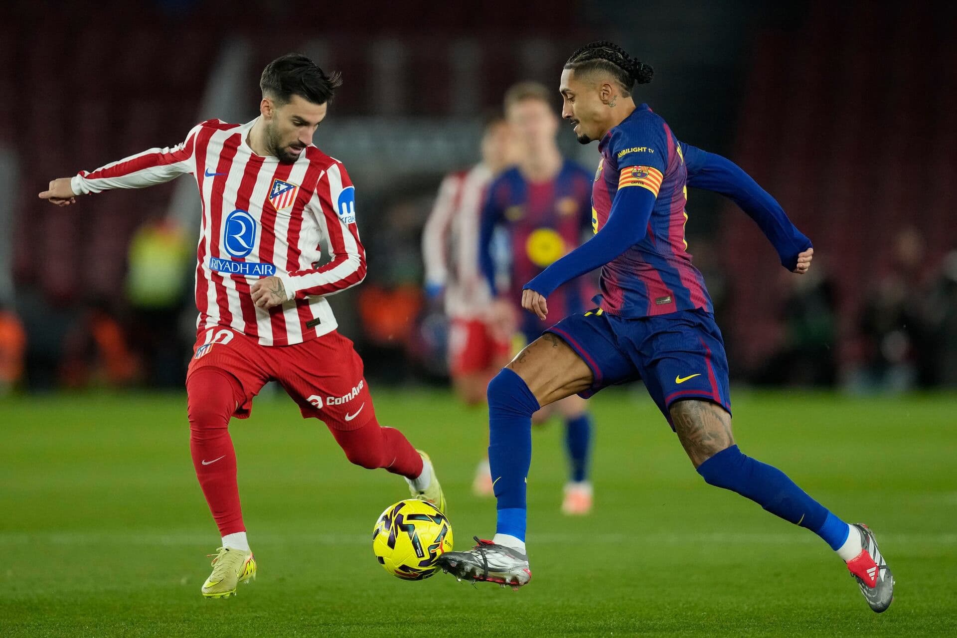 Cầu thủ Barcelona Raphinha đối đầu với cầu thủ Atletico Madrid trong trận bán kết Cúp Nhà vua.