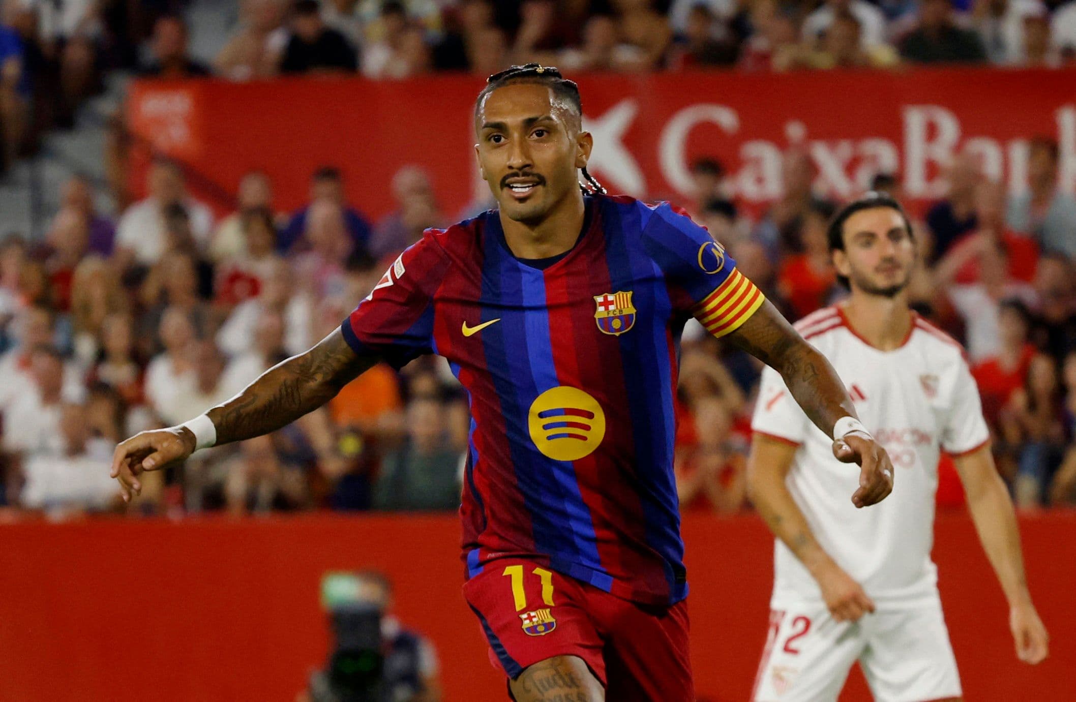Cầu thủ Barcelona Raphinha ăn mừng bàn thắng, thể hiện phong độ cao của đội bóng.