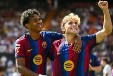 Cầu thủ Barcelona Raphinha và đồng đội ăn mừng bàn thắng trong trận đấu với Feyenoord tại Champions League.