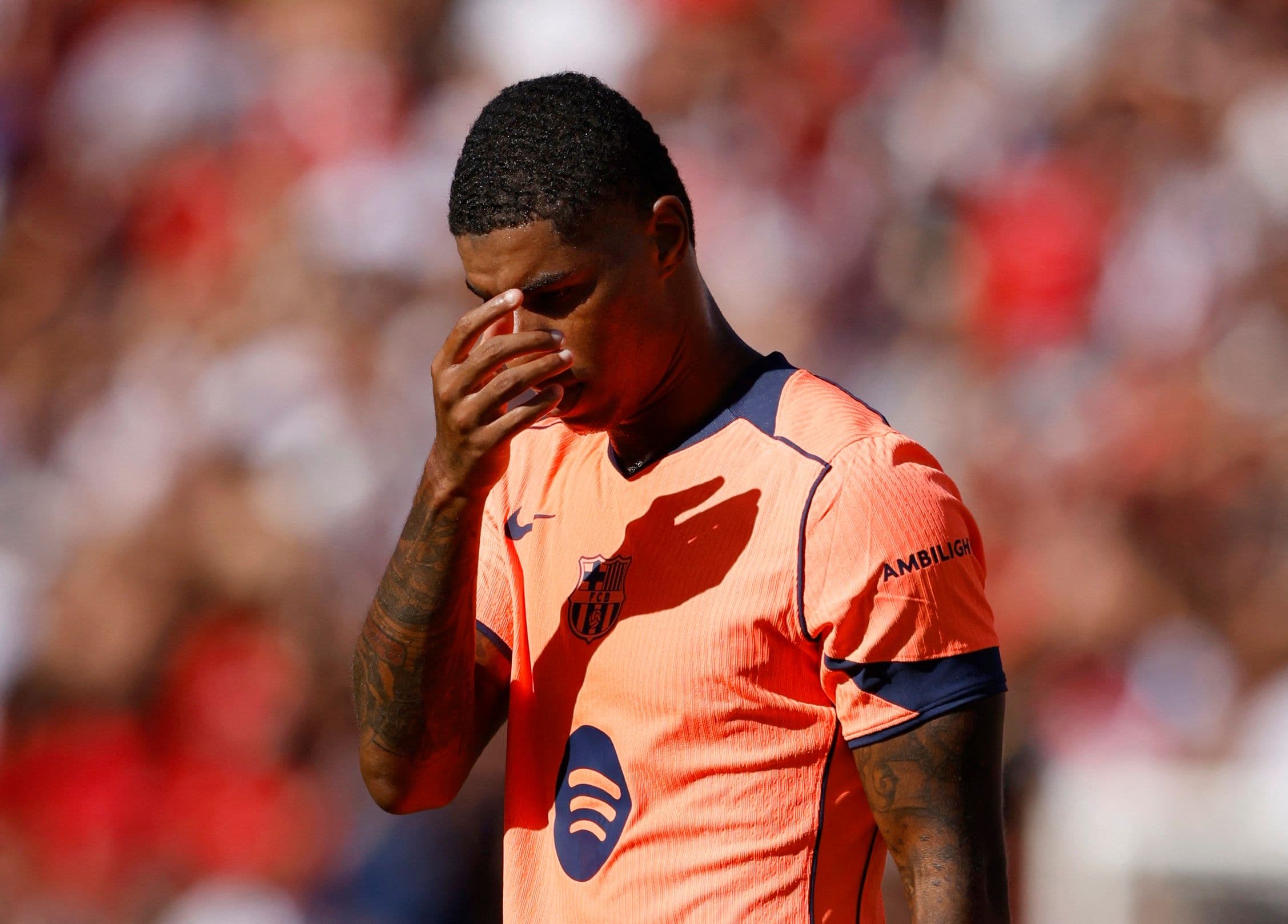 Cầu thủ Barcelona thể hiện sự thất vọng sau trận thua.