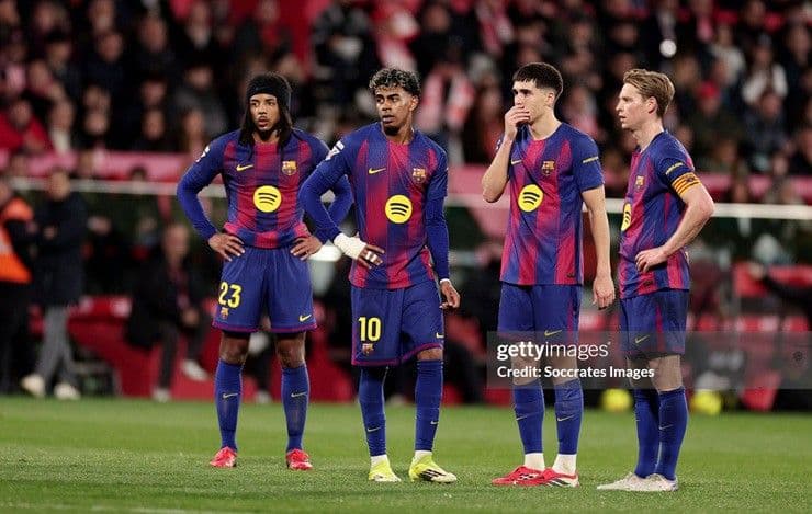 Cầu thủ Barcelona thất vọng sau khi mất ngôi đầu bảng La Liga vào tay Real Madrid