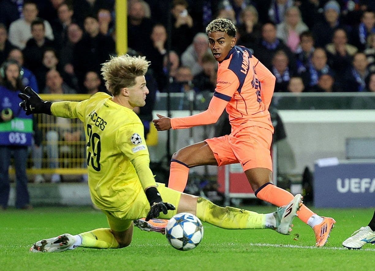 Cầu thủ Barcelona tranh chấp bóng quyết liệt với đối thủ Club Brugge trong trận hòa 3-3.