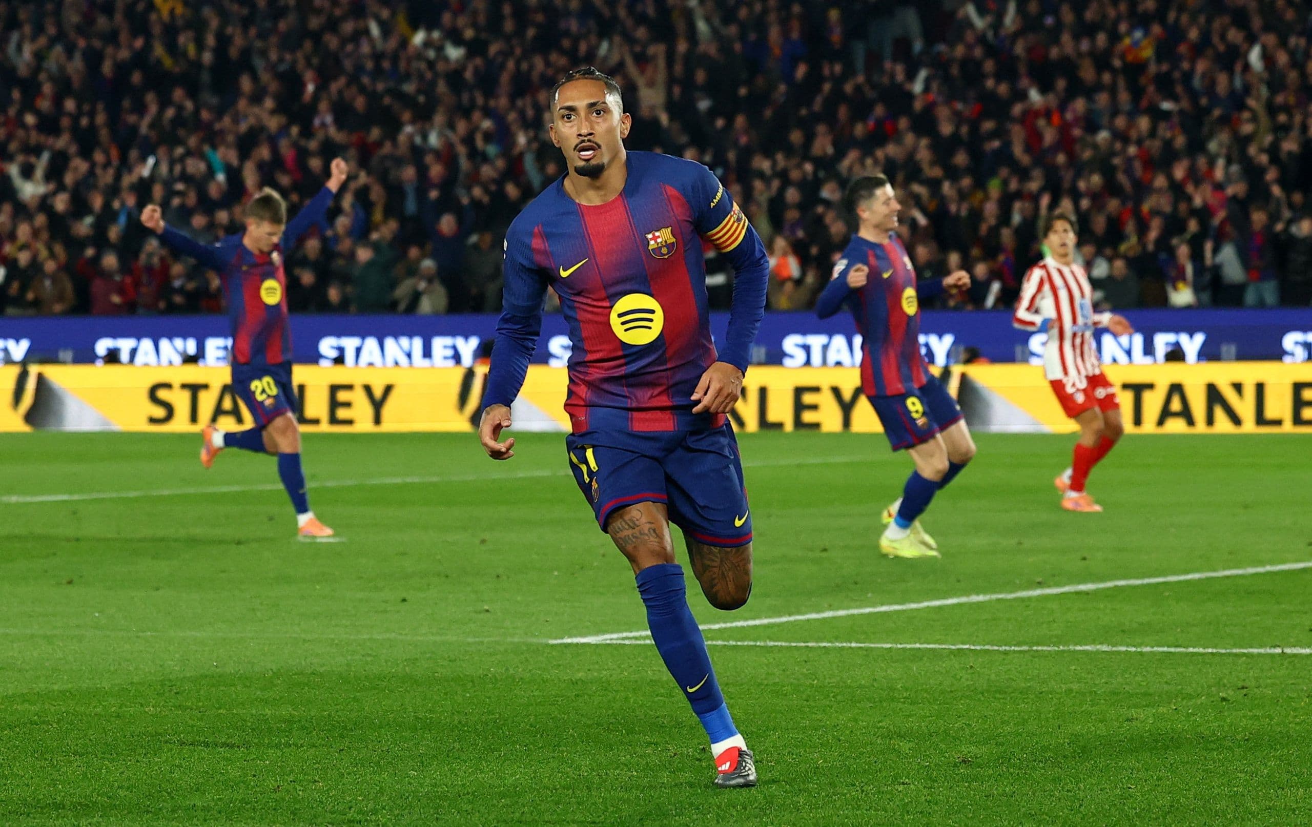 Cầu thủ Barcelona trên sân trong trận đấu với Levante, cơ hội để đòi lại ngôi đầu La Liga.